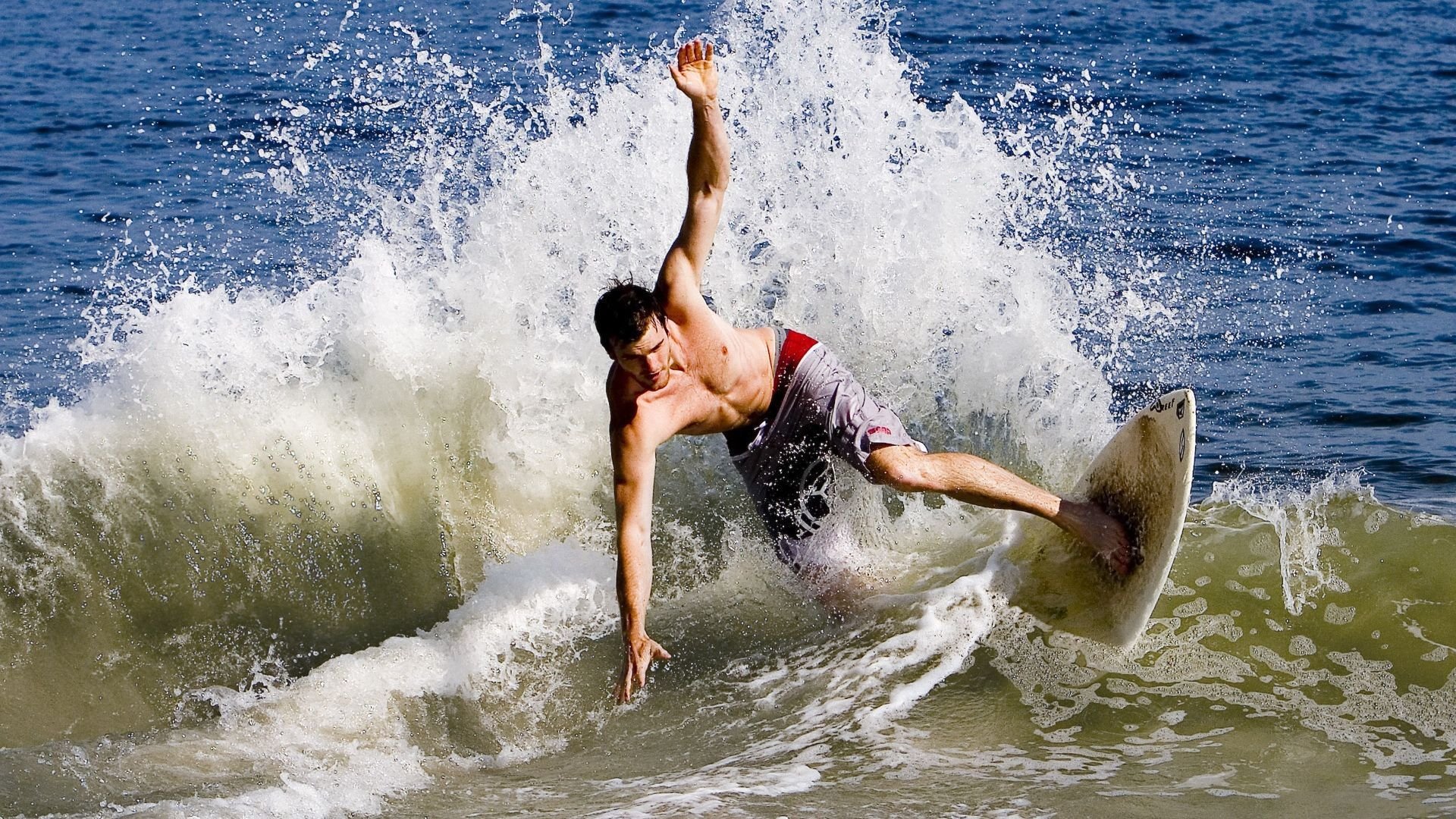 “弯道飞跃：漂移与速度的完美结合”，弯道跑的技术原理是什么